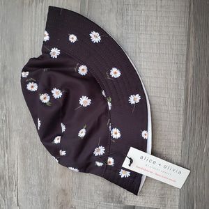 NWT Alice + Olivia reversible bucket hat